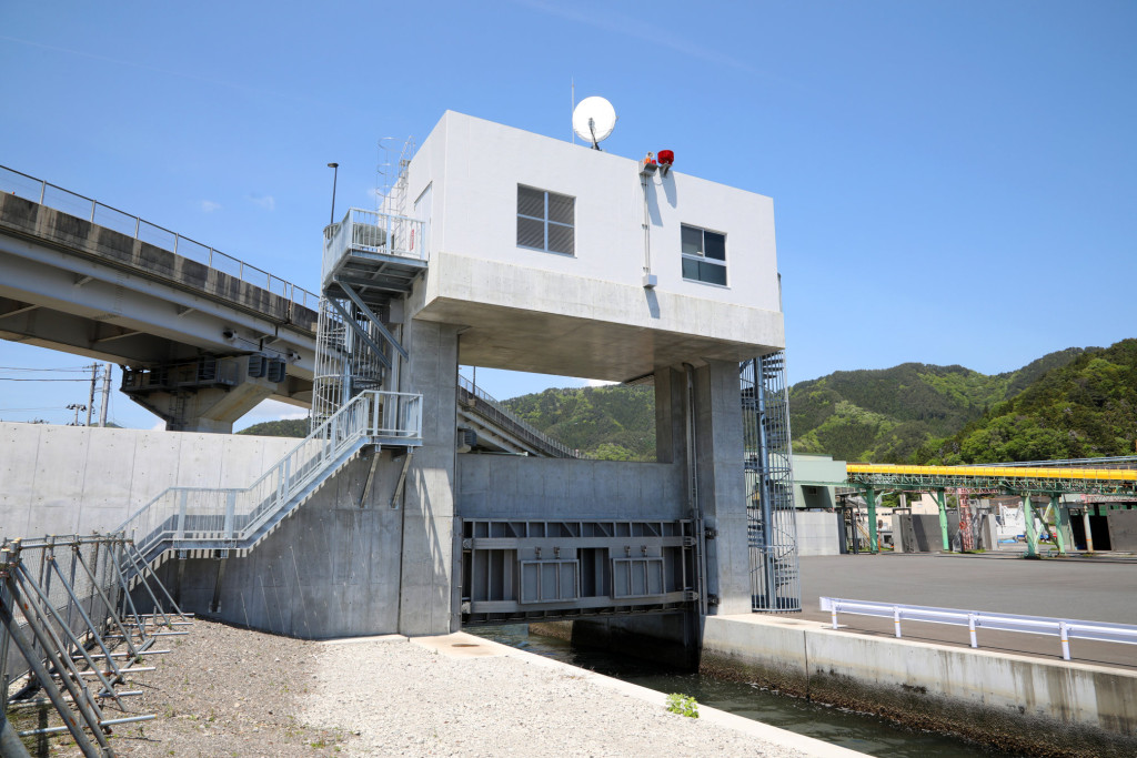 釜石港須賀地区ほか海岸災害復旧(23災144号ほか)陸閘設備ほか工事(須賀水門)